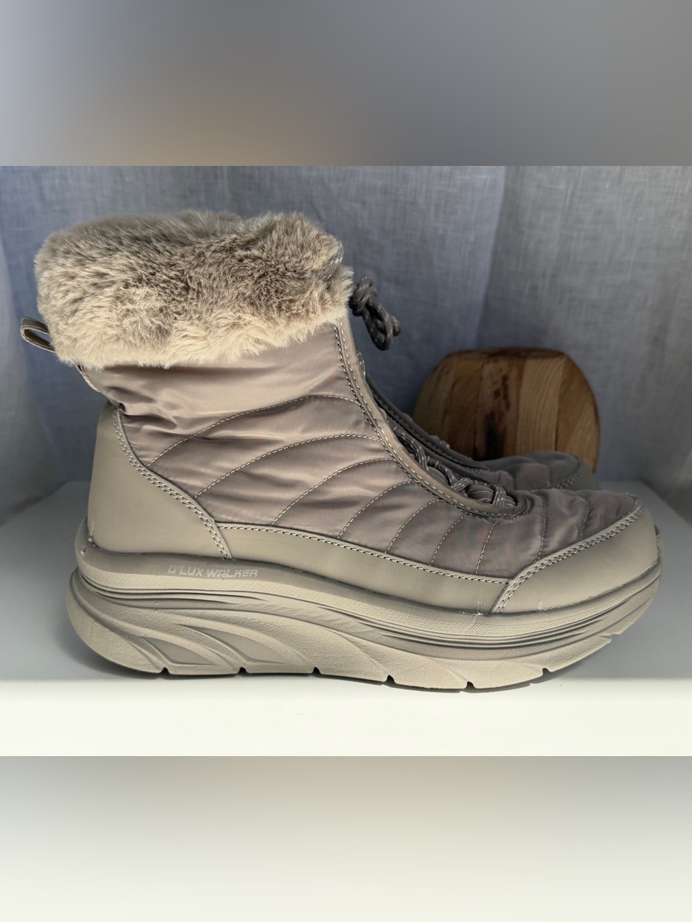 Skechers D’Lux Walker Winter Boots Women’s 8 Taupe Faux Fur Lace-Up Sneaker Boot